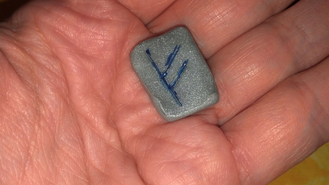 Rune Amulett fir Räichtum unzezéien