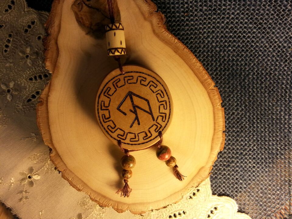 Amulett mat enger Rune fir Gléck Foto 1