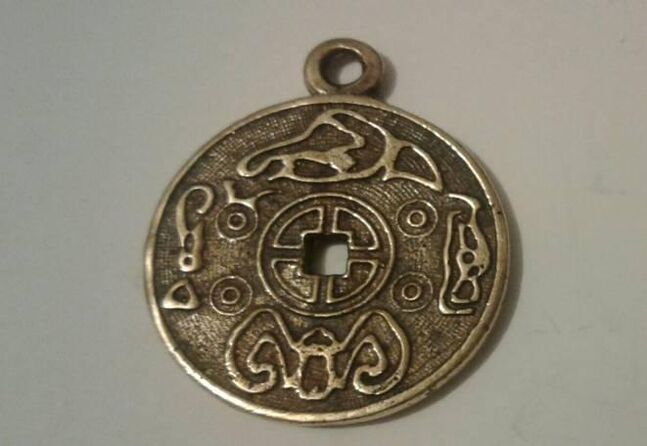 Keeserlech Amulett fir Gléck a Räichtum